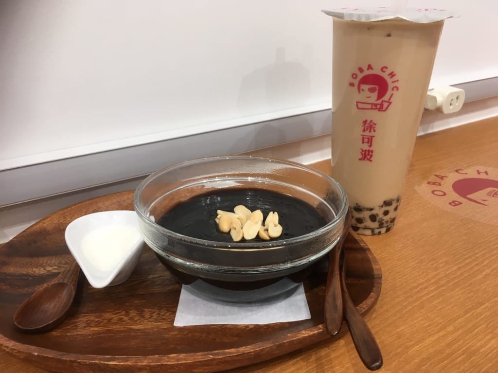 台湾発のタピオカ店『BOBACHiC』で一番人気のタピオカと仙草ゼリーを注文してみました！！