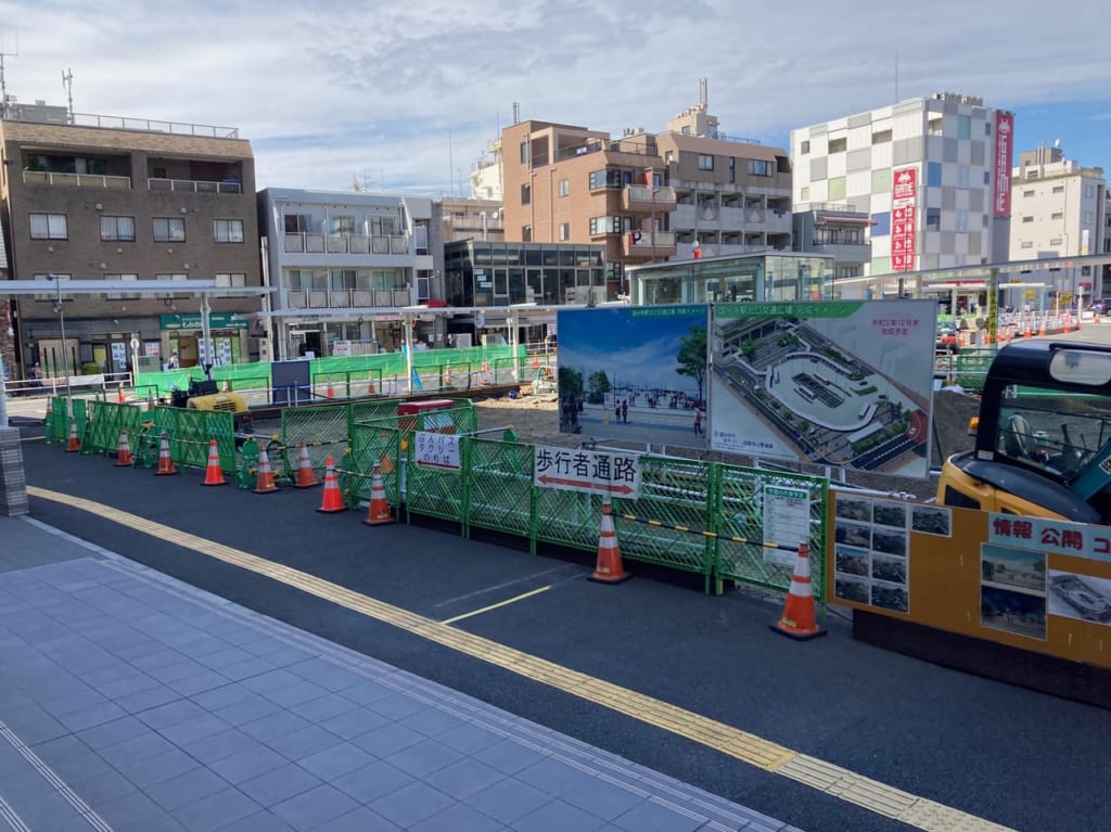 北口駅前、交通広場に公衆トイレ工事中。ゲームセンター「タイトー」の向かい設置されるようです。